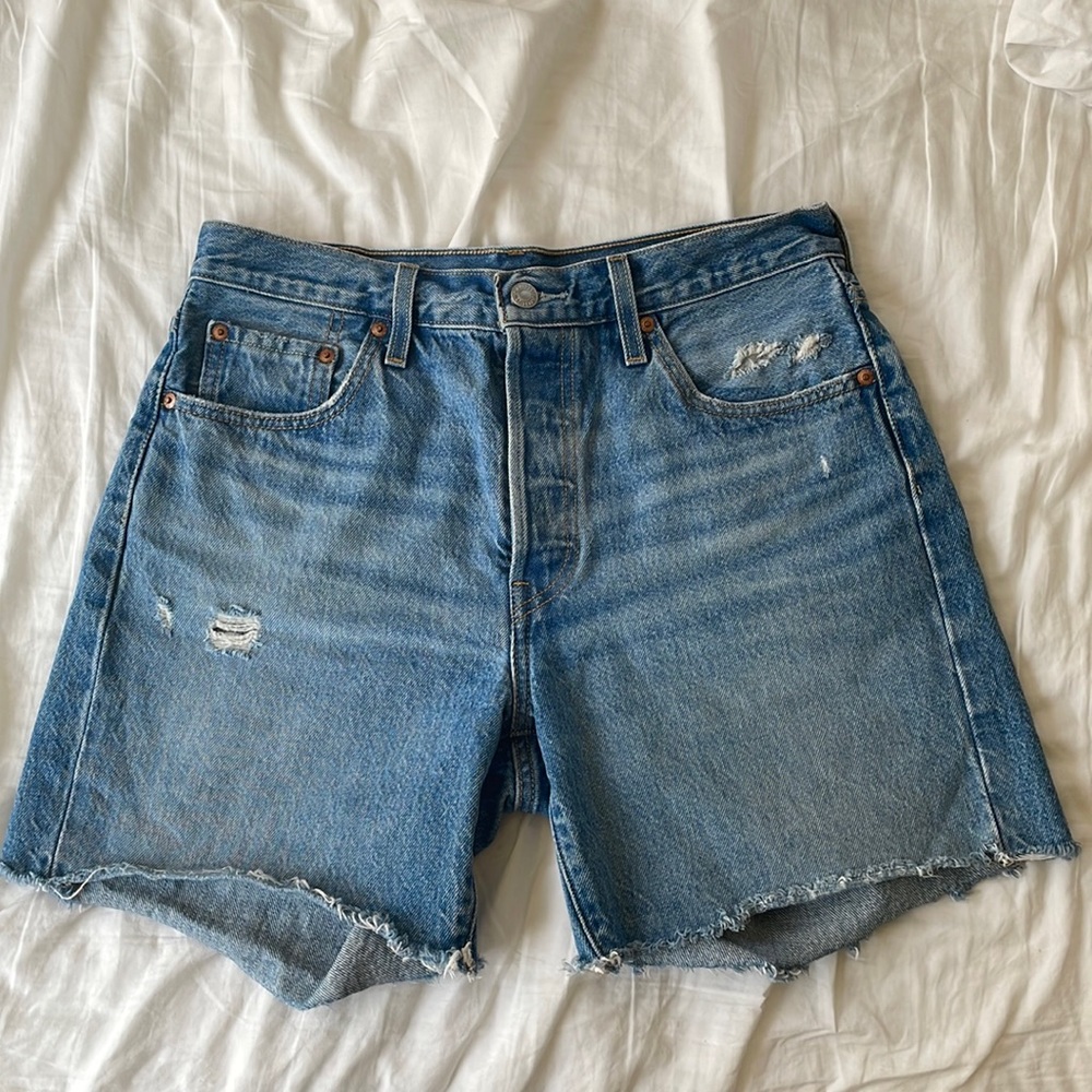 Levi’s 501 mid thigh shorts